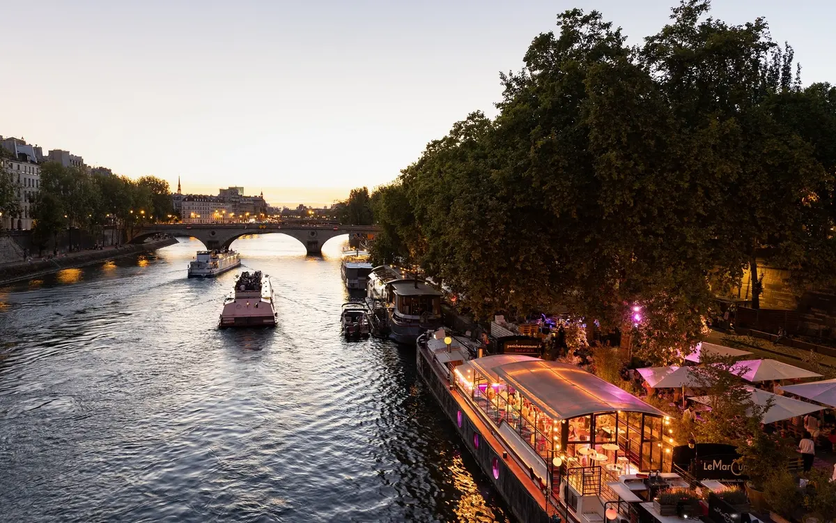 Charles Thibault - Chantiers de rénovation de péniche photo-realiste-de-câblages-electriques-renoves-dans-une-maison-ancienne-coffret-moderne