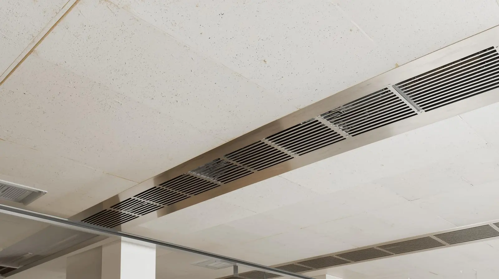 Installation de grilles de désenfumage pour la sécurité incendie – Charles Thibaut